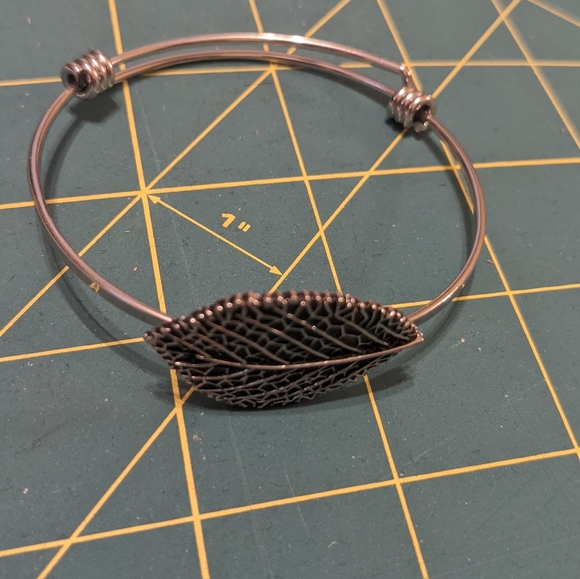 Leaf bangle bracelet in silver tone metal - adjustable wire - Picture 5 of 6